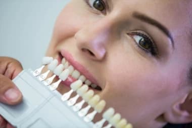 Como funciona o branqueamento dentário? É seguro?