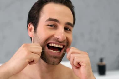 Como usar o fio dentário corretamente?